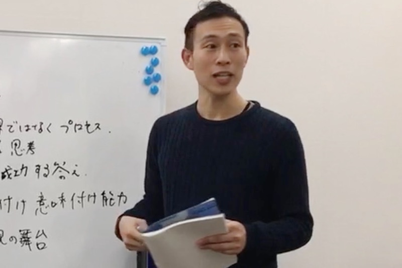 セミナーで講師を務める院長